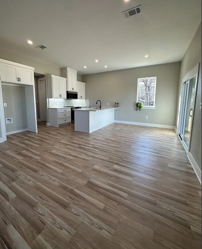 kitchen - 118 Little John St