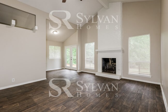 Building Photo - Discover Spacious Comfort & Fun