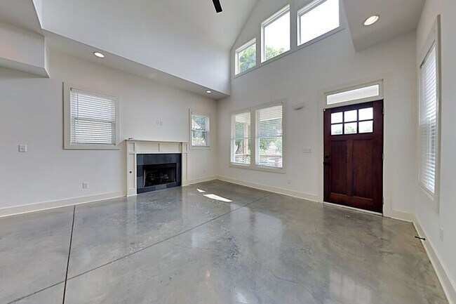 Building Photo - 2425B Inga St