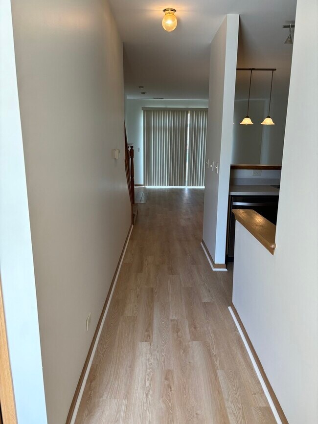 Building Photo - 2422 Golf Ridge Cir