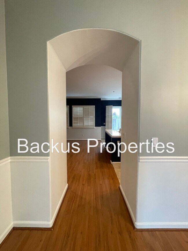 Foto del edificio - Wonderful four bedroom home close to shopping centers and parks