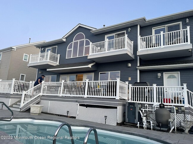 Foto del edificio - 3184 Beachview Dr