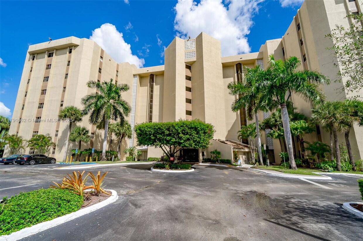 Foto principal - 7400 Radice Ct