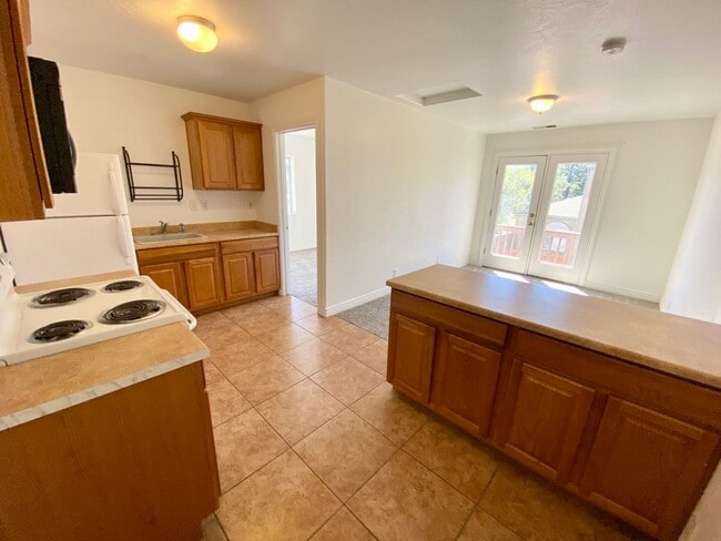 Building Photo - 1402 E Scarlet Dr
