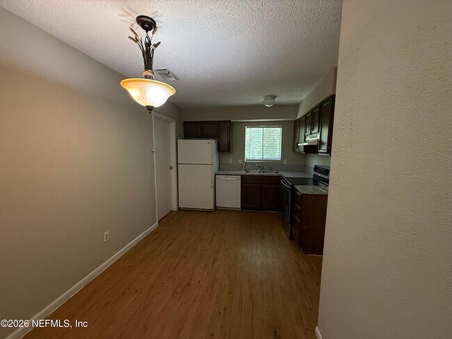 Foto del edificio - 808 Meadowbrook Dr