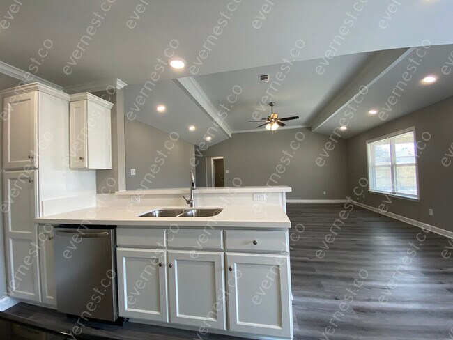 Building Photo - 3 BED & 2 BATH / PET-FRIENDLY / NO S8