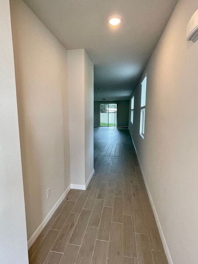 Building Photo - Available NOW! VERY well maintained 4/2 in...