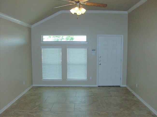 Building Photo - Charming 2 Bed / 2 Bath Duplex Near Bunny ...