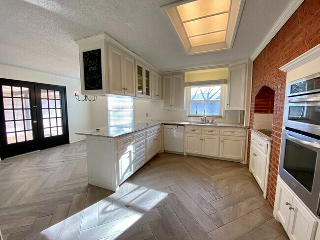 Foto del edificio - MOVE-IN SPECIAL: Spacious 3/2/2 in Woodlan...