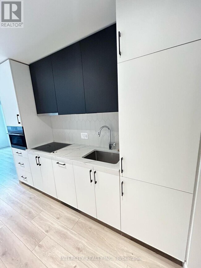 Photo du bâtiment - 741 King St W