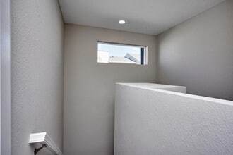 Building Photo - Creekline Townhomes