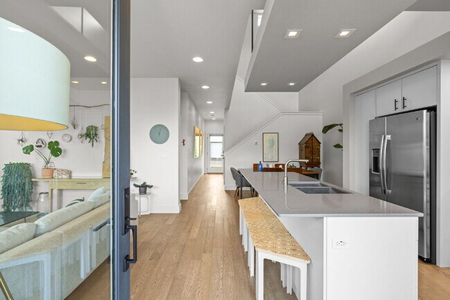 Foto del edificio - Modern Luxury in this end unit Blondie Condo
