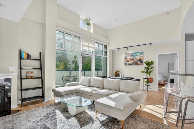 Building Photo - 555 Front St