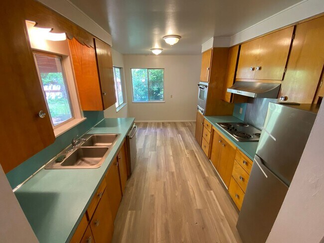 Building Photo - Charming Home Near Lindo Channel