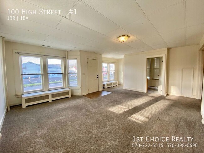 Building Photo - Large 1st floor 1 bedroom with heat, water...