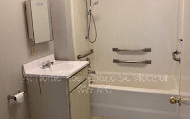 Foto del edificio - 1636 N Benton Ave