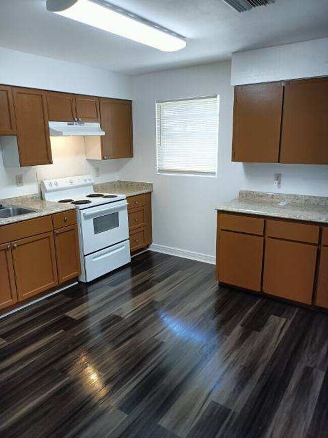Foto del edificio - Pet friendly 2 bedroom home with garage