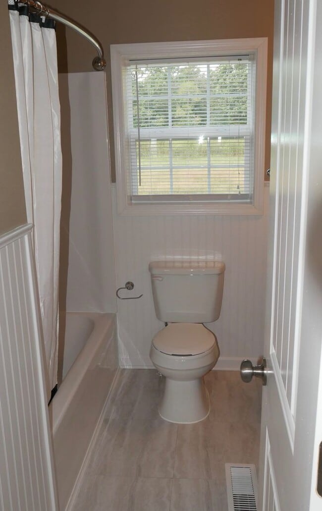 Building Photo - 3 Bed 2 Bath House in a Peaceful Setting