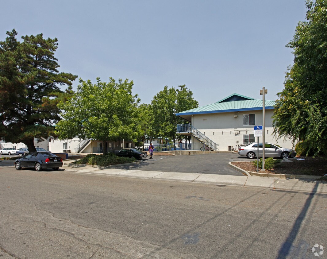 Foto del edificio - Northcrest Circle Apartments