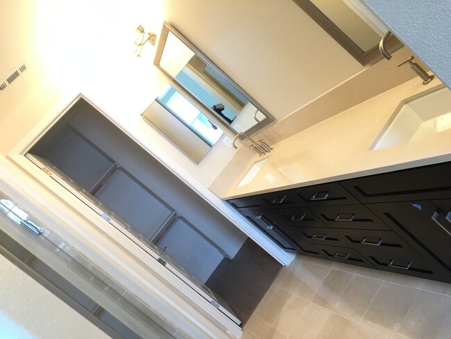 Master Bath and walk-in closet - 1964 Sage Loop