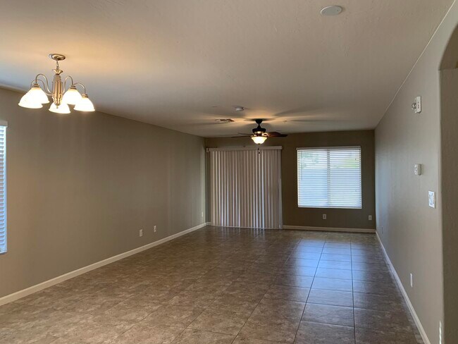 Foto del edificio - 13250 W Port Royale Ln