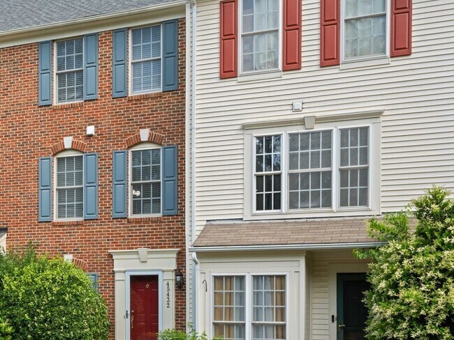 Building Photo - 3 Bedroom Townhome in Sterling