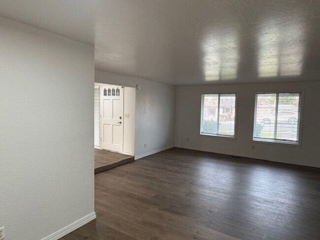 Foto del edificio - AVAILABLE NOW!!  LARGE, REMODELED 3 BEDROOM HOME / LARGE FENCED YARD