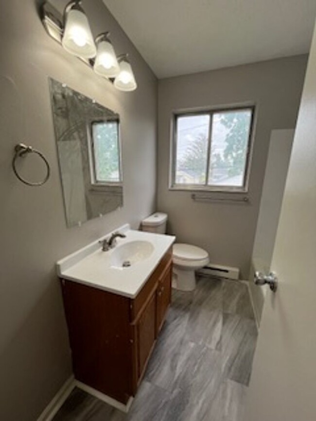 Foto del edificio - Newly Updated 2 BR/ 1 BA townhome MOVE-IN ...