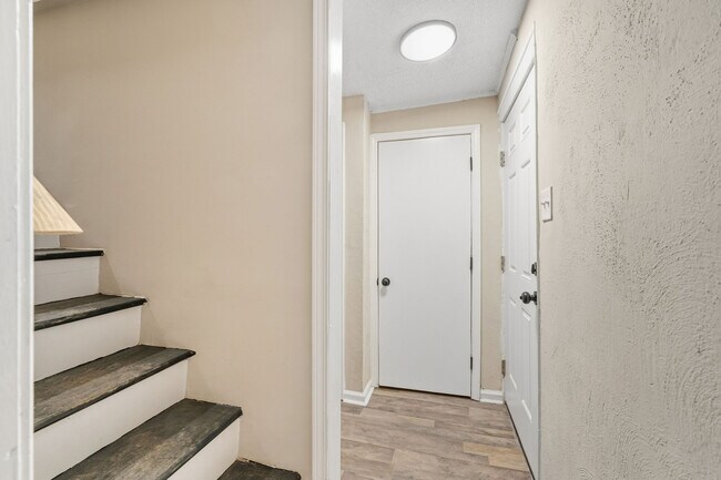 Building Photo - 1310 Oakwood Ave