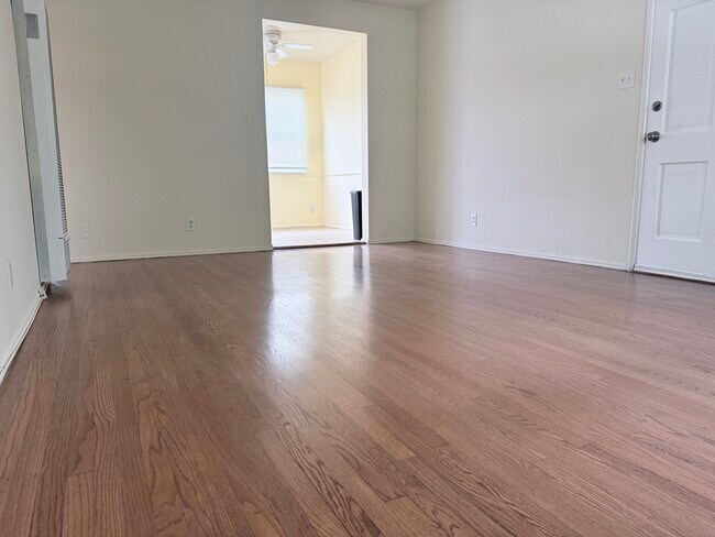 Foto del edificio - 606 N Pass Ave