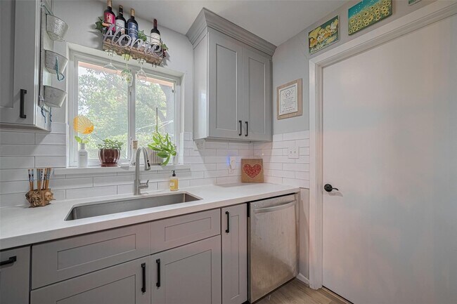 Foto del edificio - 1941 Heights Dr