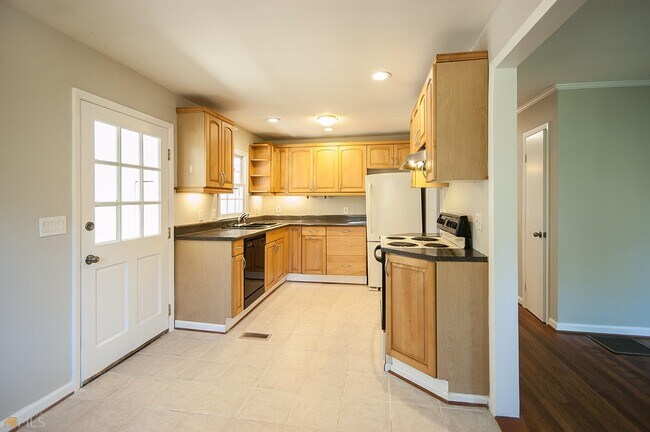 Building Photo - 1590 Belle Isle Cir NE