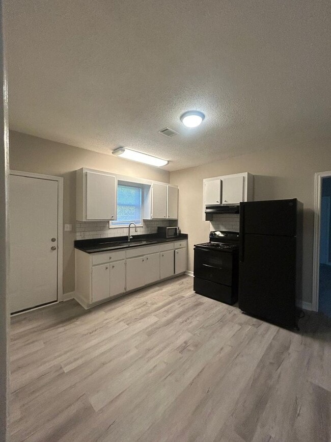 Foto del edificio - Fully Renovated Apartment Duplex Located in the Heart of Edgewood - 2227B