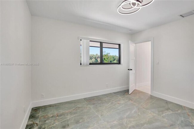 Building Photo - 2 bedroom in Dania FL 33312