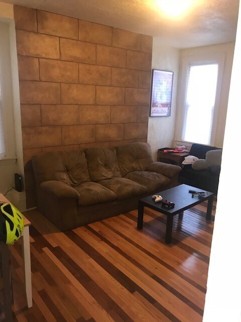 Foto del edificio - 4 bedroom house 1.5 bathrooms