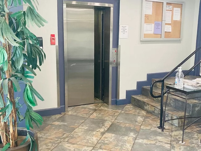 Building Photo - 10982 Roebling Ave