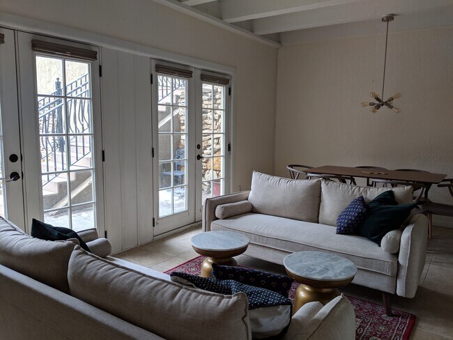 Foto del edificio - 1111 W 46th St