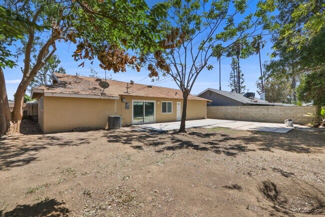 Foto del edificio - 3BR/2BA Single-Story with Huge Yard & 2-Car Garage – $2400/mo (No Carpet!)