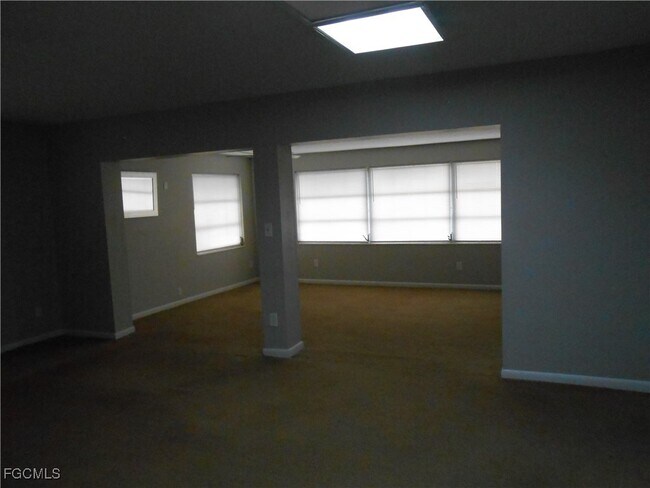 Foto del edificio - 241 Thistle Ct