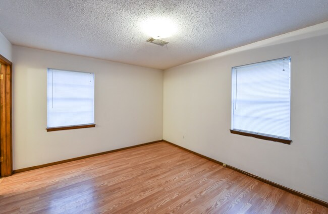 Building Photo - 705 Varner Dr