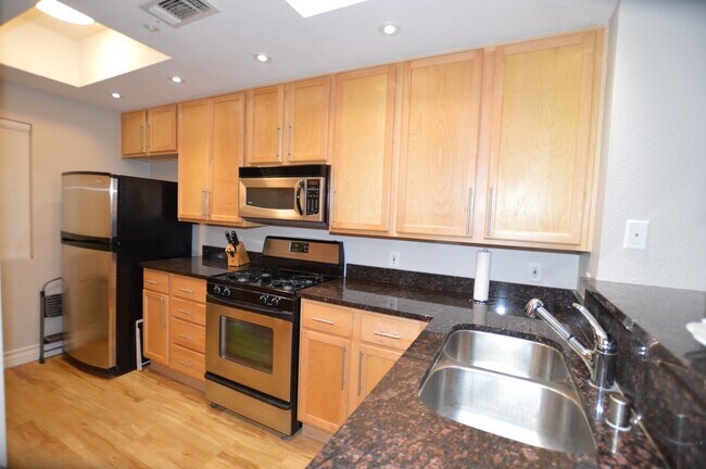 Foto del edificio - MERIDIAN FURNISHED 2 BDR /2 BATH Luxury Co...