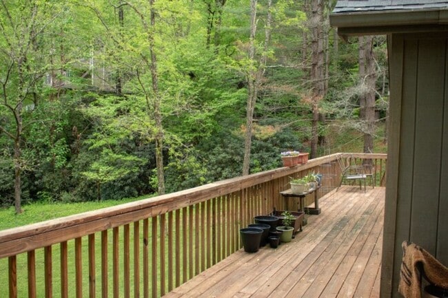 Building Photo - $1,500 - 3 Bed / 2 Bath unfurnished house in Foresthills in a private and park like setting.