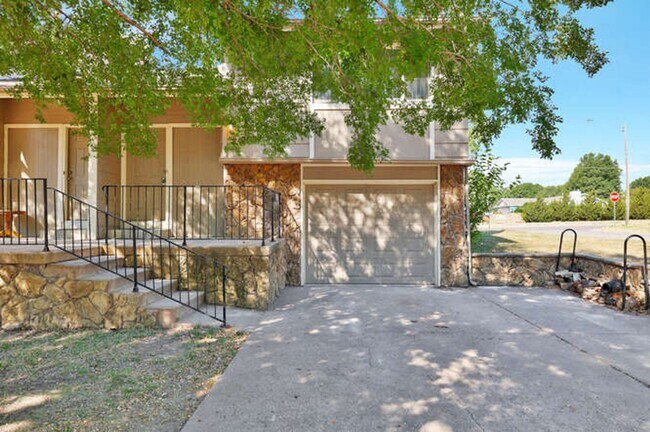 Foto del edificio - 2025-2027 N. Rosewood Ct.