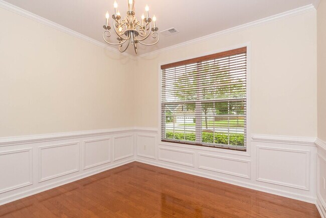 Building Photo - 250 Lantana Dr