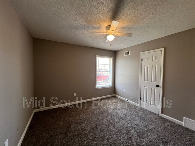 Building Photo - 2945 Gruber Dr