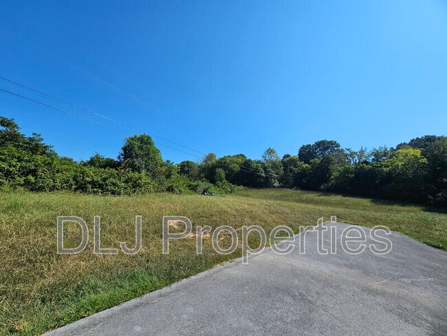 Building Photo - 1102 Hicks Rd