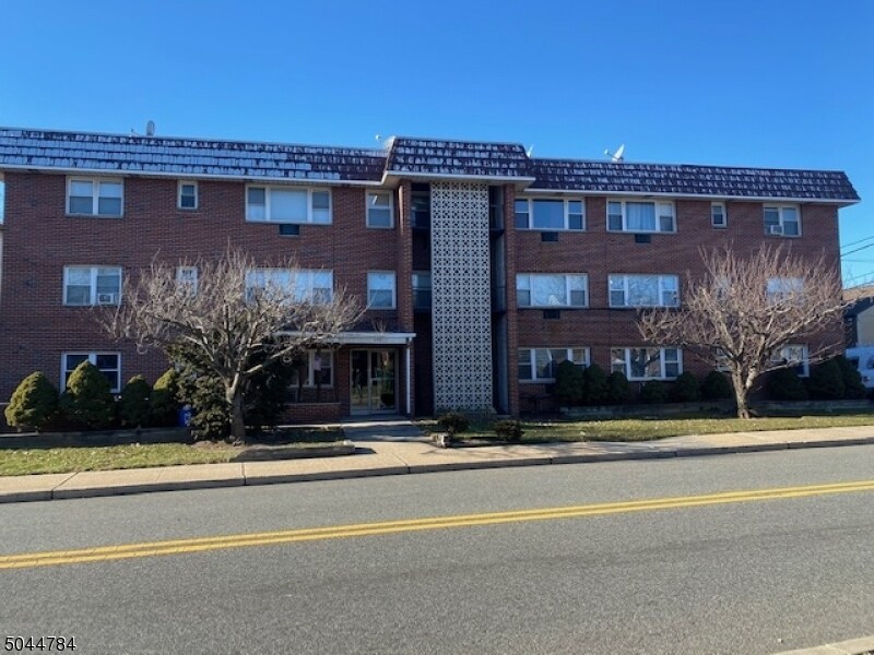 Primary Photo - 257 River Rd