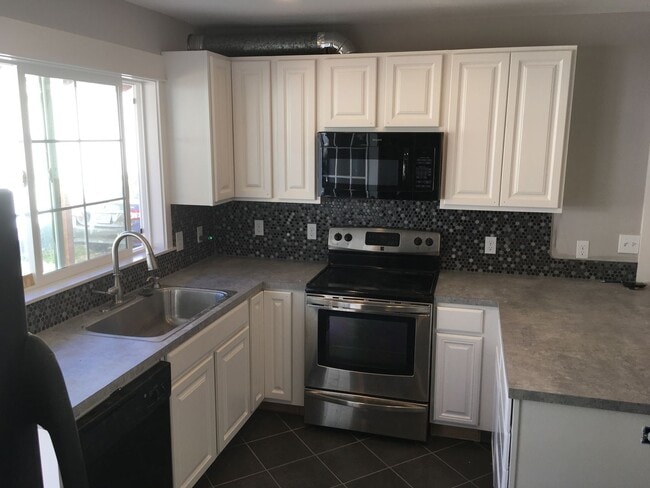Building Photo - Updated 1930s Craftsman Duplex!