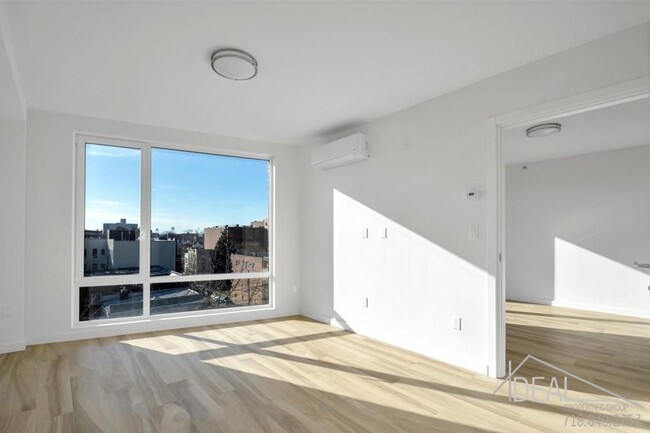 Foto del edificio - 1330 E 13th St