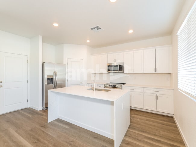 Foto del edificio - 2348 Devin Ave